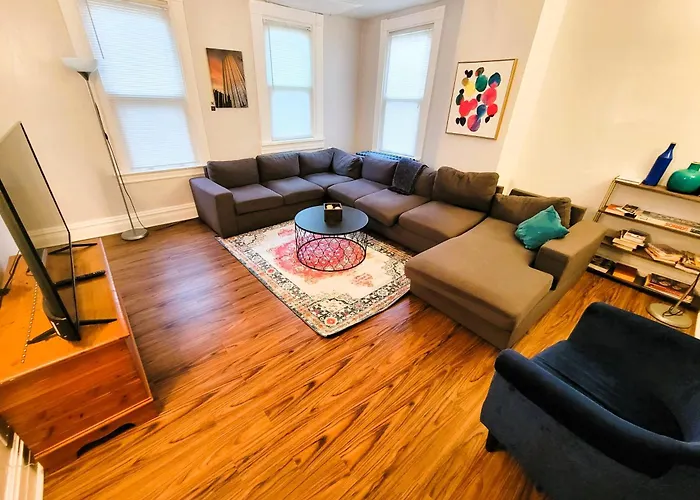 Apartment 3 Bedroom - Off Street Parking - Amazing View Nearby