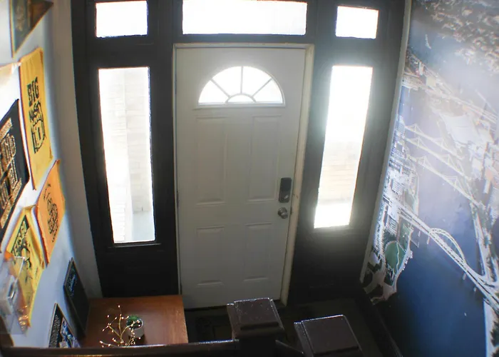 3 Bedroom - Off Street Parking - Amazing View Nearby Apartment *