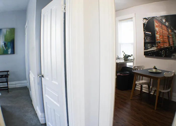 3 Bedroom - Off Street Parking - Amazing View Nearby * Pittsburgh