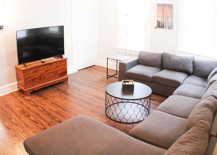 3 Bedroom - Off Street Parking - Amazing View Nearby *