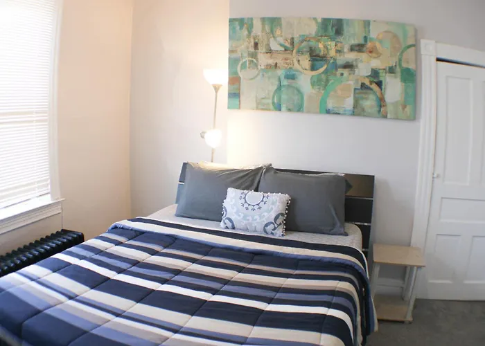 3 Bedroom - Off Street Parking - Amazing View Nearby Apartment *