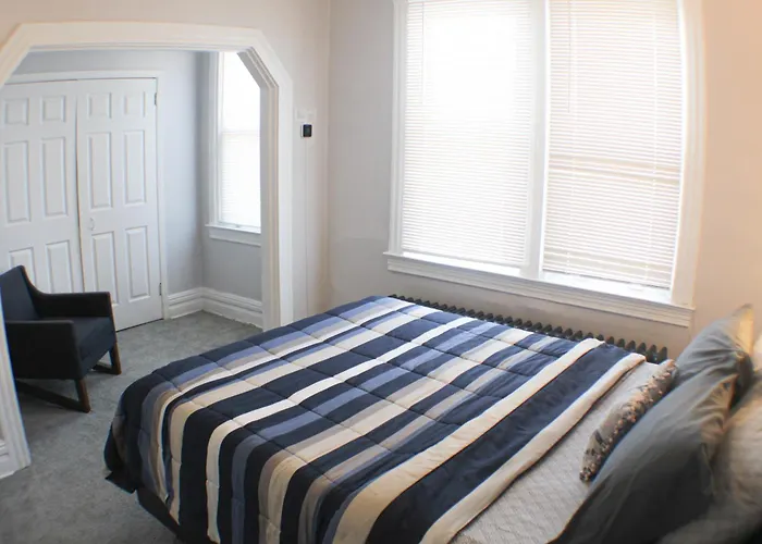 Apartment 3 Bedroom - Off Street Parking - Amazing View Nearby