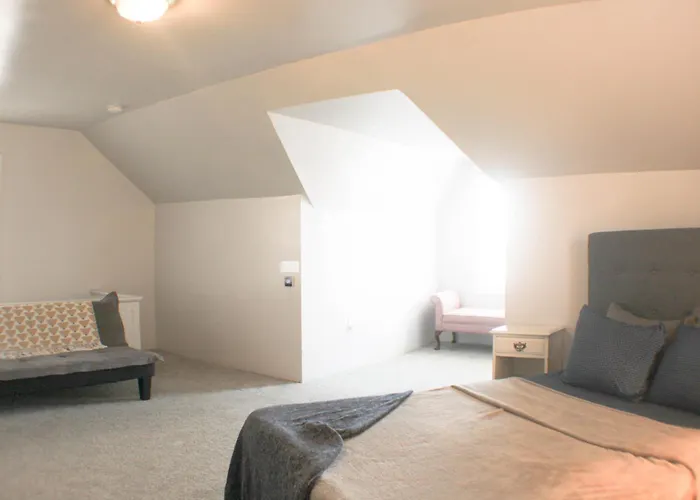 3 Bedroom - Off Street Parking - Amazing View Nearby Apartment Pittsburgh