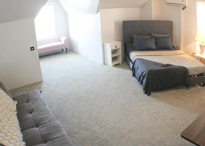3 Bedroom - Off Street Parking - Amazing View Nearby Pittsburgh