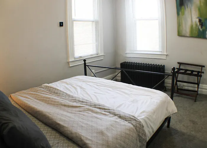 Apartment 3 Bedroom - Off Street Parking - Amazing View Nearby *