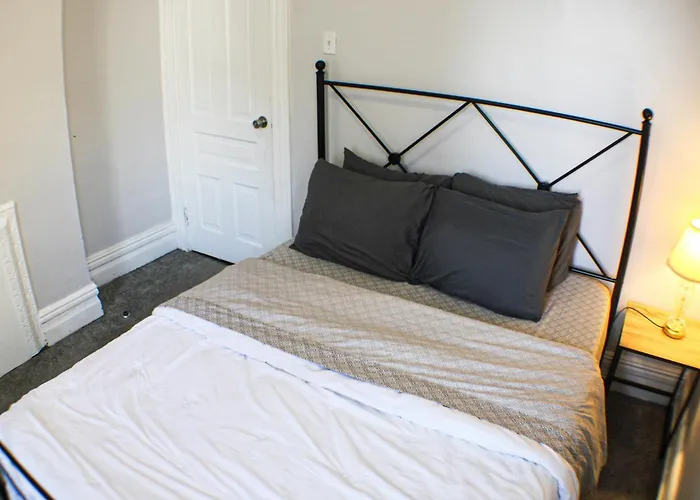 Apartment 3 Bedroom - Off Street Parking - Amazing View Nearby Pittsburgh