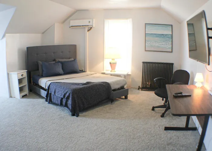 Apartment 3 Bedroom - Off Street Parking - Amazing View Nearby Pittsburgh