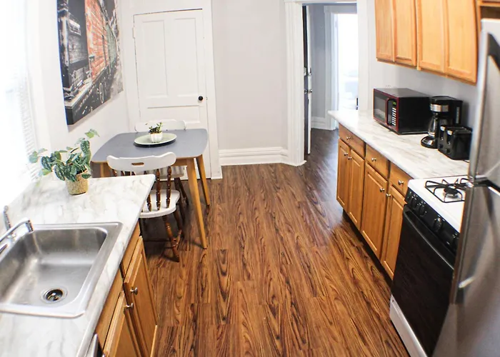 3 Bedroom - Off Street Parking - Amazing View Nearby * Pittsburgh