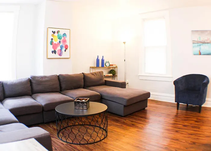 3 Bedroom - Off Street Parking - Amazing View Nearby *